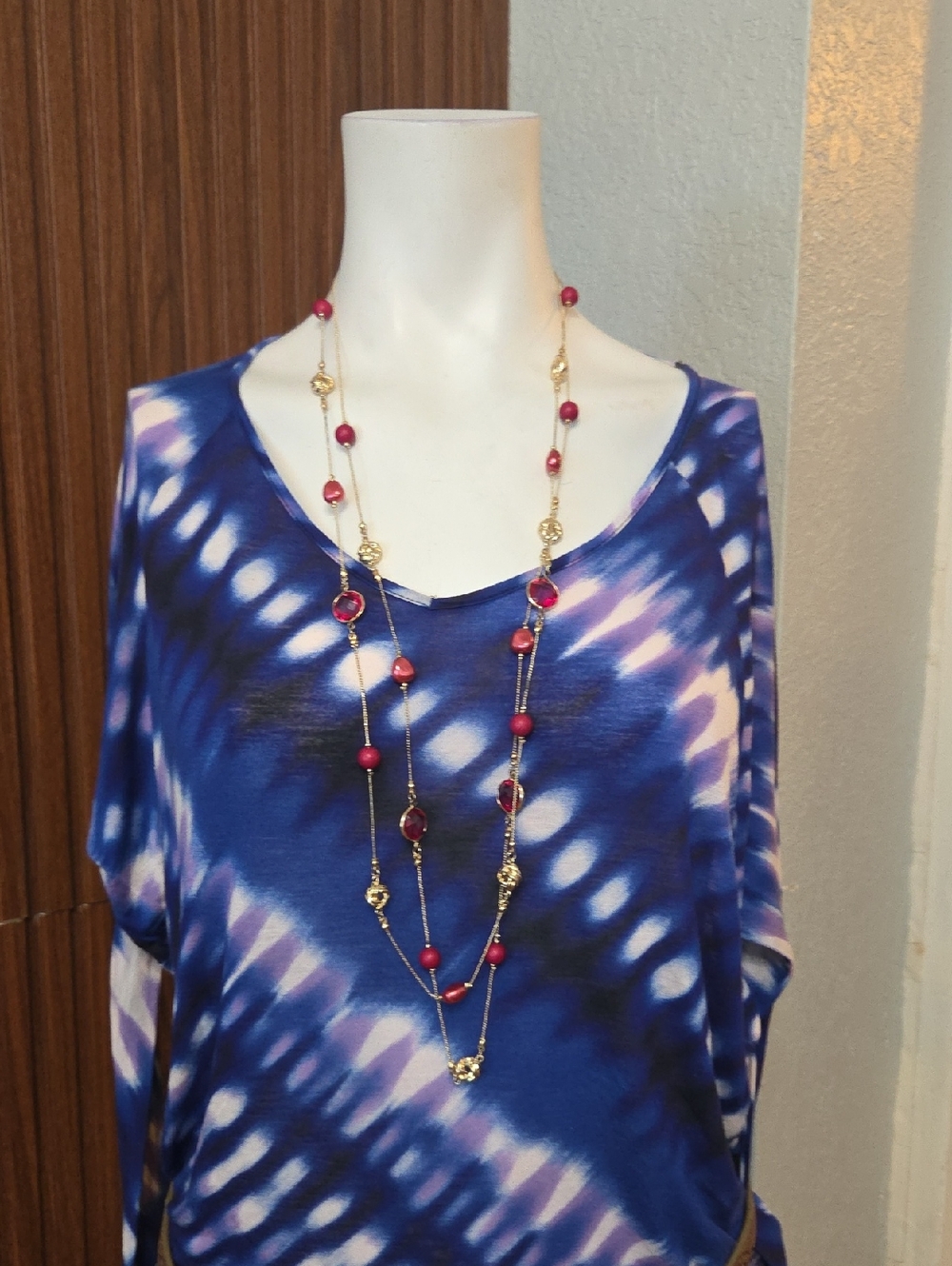 Elegant Gold-Tone Necklace with Pink Beads